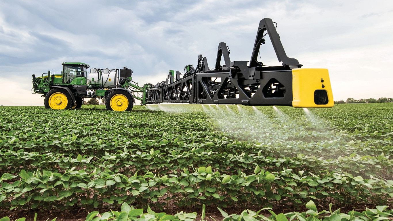 John Deere-ის აგროპულვერიზატორის ხარიხის ახლო ხედი ღია მინდორში.